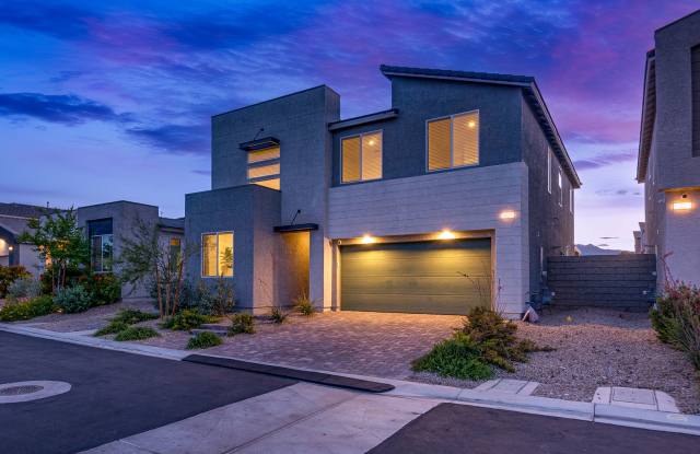 Newer Luxury Home with Private Pool, Designer Kitchen & Outdoor Oasis Gallery 1