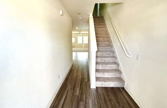 *MOVE-IN SPECIAL* Spacious 5-Bedroom Home with Loft & Community Pool! Gallery 3