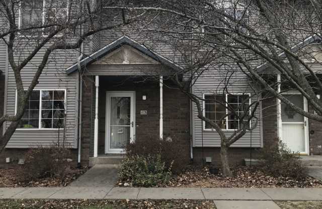 FALL 2026 AVAILABILITY!!! 2 bedroom, 2.5 bath condominium on Iowa City's east side - 13 North Scott Boulevard, Iowa City, IA 52245