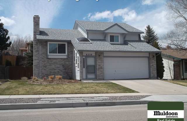 Private backyard retreat near parks, shops & Powers Corridor! photos photos
