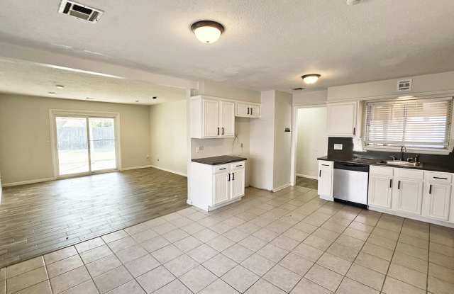 3 Bedroom-Updated-Large Fenced Backyard photos photos