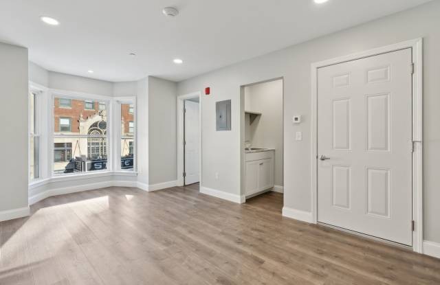 "610" on Congress St: New Studio Apt. 1BA $1500.00 Heat & H20 included Gallery 4