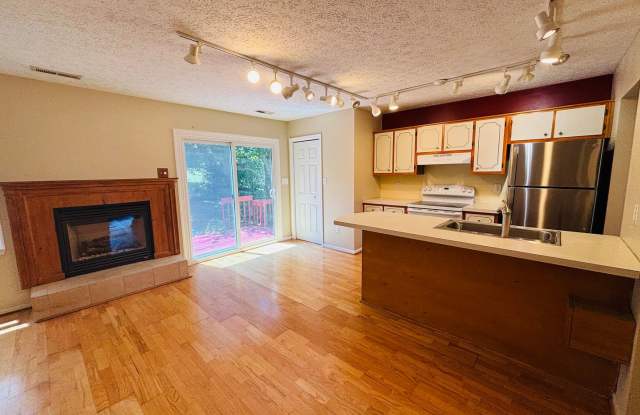 Nicely appointed 3 bedroom, 2 Bath Townhome Gallery 3