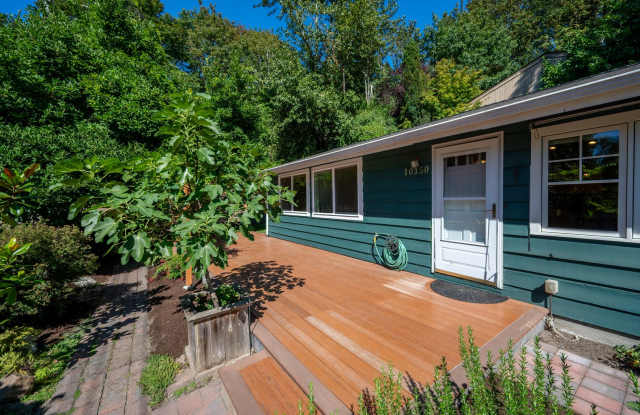 Private 4BR/2BA Home in Tranquil Setting close to Magnussen Beach Gallery 3