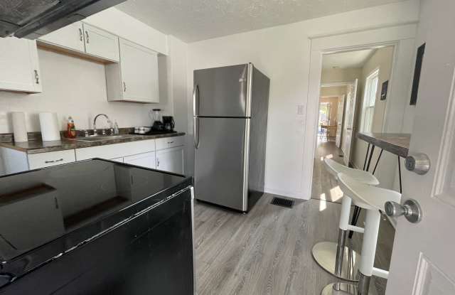 1306 N Gladstone Ave photos photos