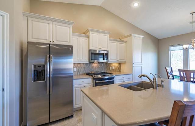 Bright  Beautiful 2 Bedroom Home in Sun River 55+ Community photos photos