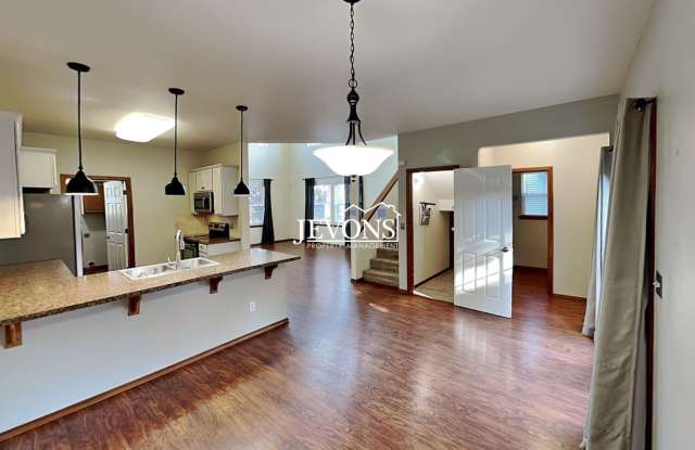 $500 Off First Month's Rent - Home in West Yakima with Large Bonus Room – Lawncare & Pest Control Included Gallery 3