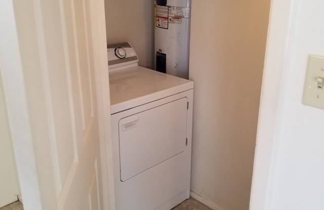 College Station, 3 bedroom / 2 bath fourplex on East Holleman with Washer/Dryer Gallery 4