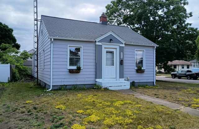 Cozy 3 Bedroom Home in Grand Haven photos photos