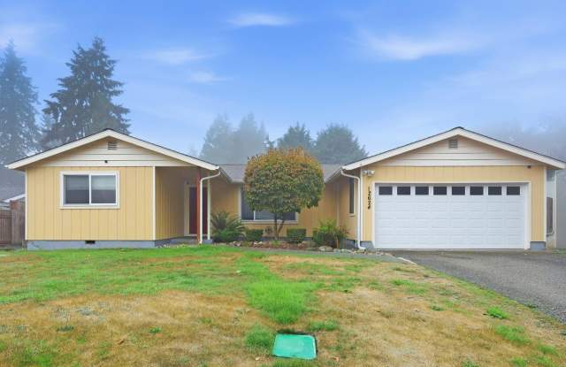 Spacious Puyallup Home with Bonus Room, Patio & Car Garage Gallery 1