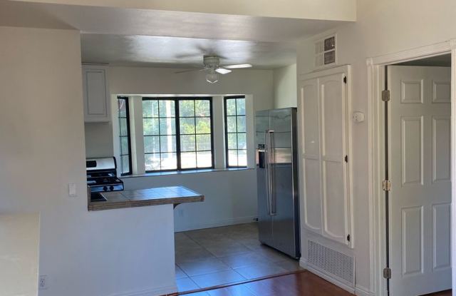 Charming 1 Bed / 1 Bath Condominium in Woodland Hills - 7125 Shoup Avenue, Los Angeles, CA 91307