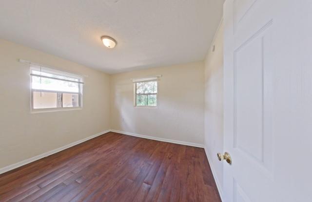 Lovely 2/1 - Convenient Location Gallery 4
