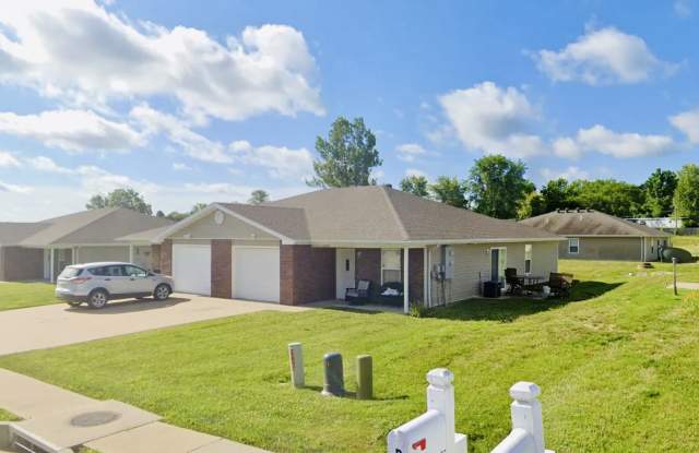 300 Rylee Cir - 300 Rylee Cir, Holts Summit, MO 65043