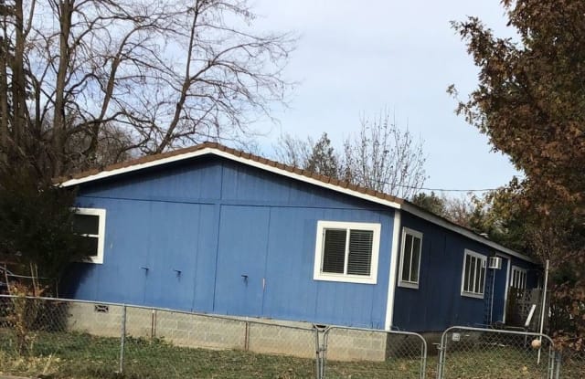 305 1st Street - 305 1st Street, Rogue River, OR 97537