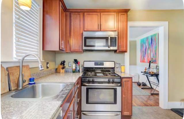 Charming 3BR House in Royal Oak Gallery 4