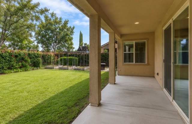 4 BD • 2.5 BA • Harlan Ranch- gated community• Clovis Unified School District Gallery 3
