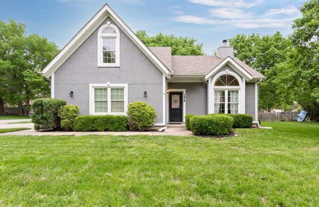 4 Bed home in Olathe- Quick access to I-35 - 1216 East Sheridan Bridge Lane, Olathe, KS 66062