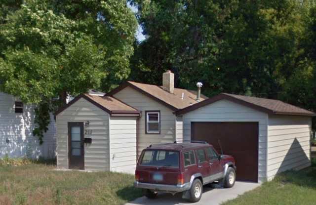 1 Bedroom House! - 211 17th Street Southeast, Minot, ND 58701