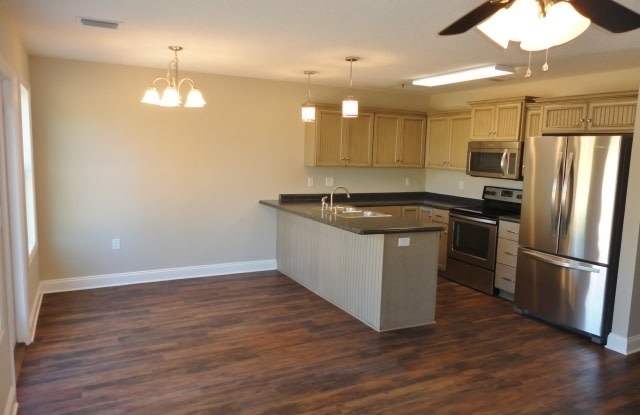 Stylish 3BR/2.5BA Two-Story Home with Fenced Yard & Modern Kitchen in North Valdosta Gallery 4