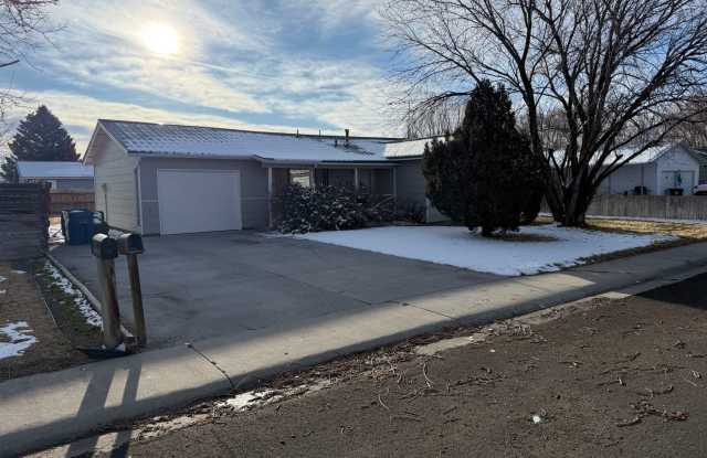 Cozy 3 Bedroom 1 Bath Home with Large Yard & 1 Car Attached Garage - 421 Summit Drive, Riverton, WY 82501