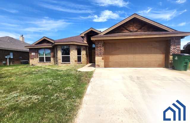 SPACIOUS 3 bedroom 2 bath home with fireplace! Gallery 1