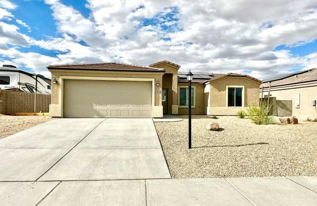 Beautiful 4 Bedroom home. MOVE IN SPECIAL, HALF OFF OF RENT IF RENTED BY 10/31/24! - 2953 East Colina Vista, New Kingman-Butler, AZ 86409