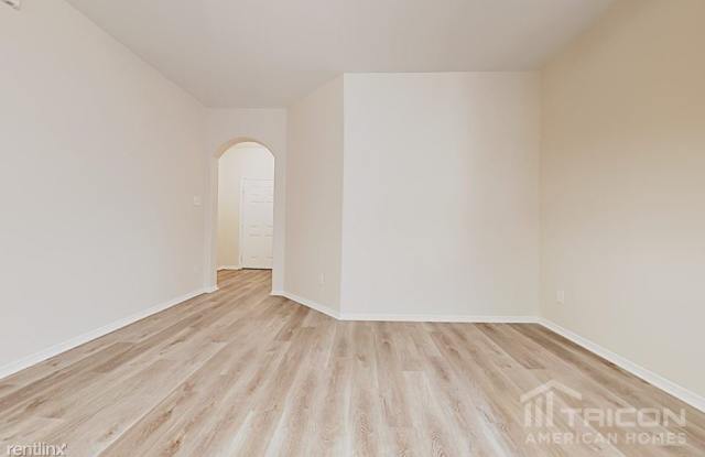 7913 W Red Oak Lane Gallery 3