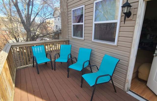 5BED/2BATH House w/ HUGE Front Yard and Deck! Gallery 3