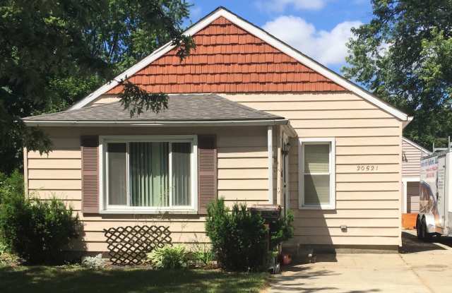 2 bedroom 1 bath freshly painted in Redford - 20521 Kinloch Street, Wayne County, MI 48240