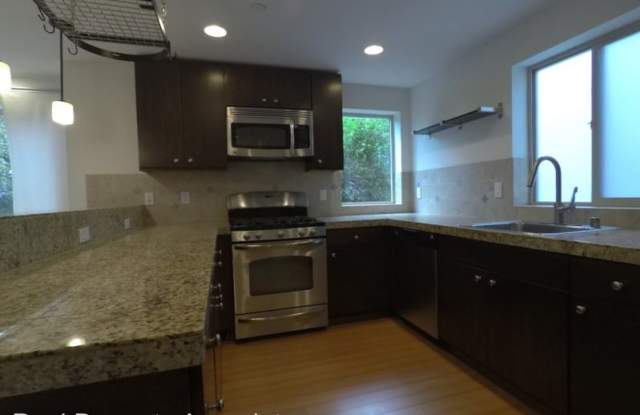 4216 7th Ave NE  Unit A Gallery 3