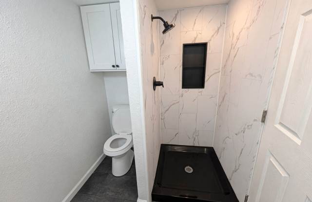 Light & Bright 2 Bedroom Normal Hill Apartment - Utilities Included! Gallery 4