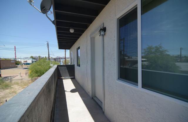 Remodeled 3 Bedroom 1 Bath Five-plex! Close to Downtown and the UofA! Gallery 1