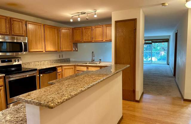 2 bed/2 bath on Greenlake. Pet Friendly! Secure Parking - 7111 Linden Avenue North, Seattle, WA 98103