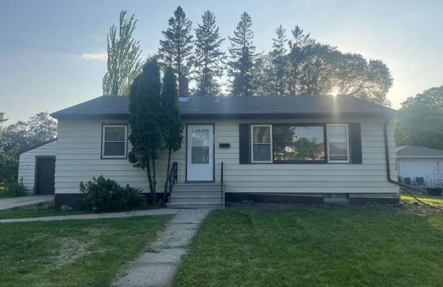 1505 6th St S - 1505 6th Street South, Moorhead, MN 56560