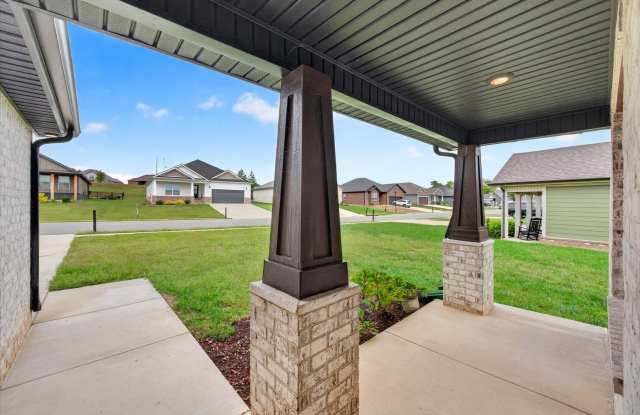 LIKE NEW - 3 Bedroom House in The Beautiful Hereford Farms Community! Gallery 4