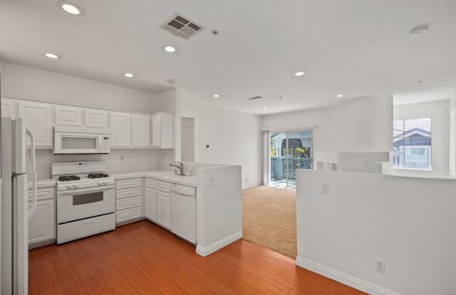 Welcome home to this cozy 2 bedroom townhome with attached garage in Aliso Viejo! Gallery 2