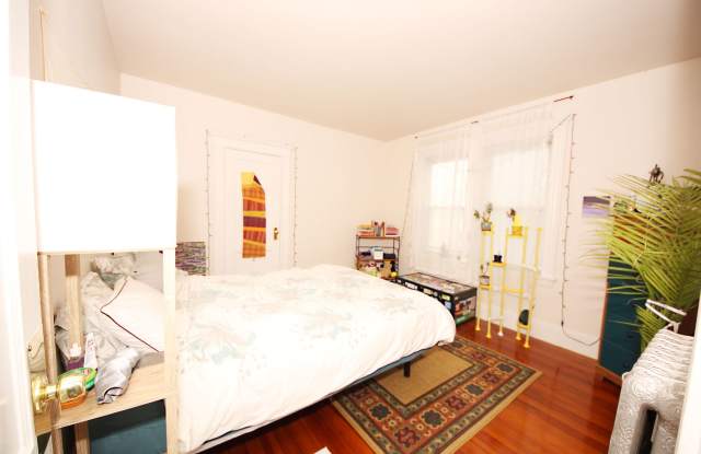 Brighton 2 Bed | Cats Welcome | Laundry in Building | No Broker Fee Gallery 4