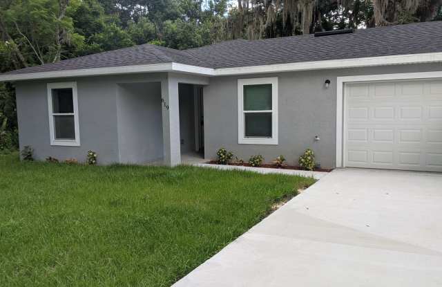 HALF OFF 1st MONTHS RENT - Ask about our MOVE IN SPECIAL!!! 3 Bedroom 2 Bath Duplex w/ Single Car Garage in Mt Dora - 619 Grant Avenue, Mount Dora, FL 32757