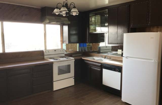 SPACIOUS Upper 2 bedroom unit, Bellflower -- CALL US TODAY!! photos photos