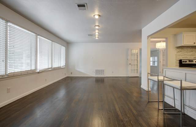 1227 West Brooks Street Gallery 4