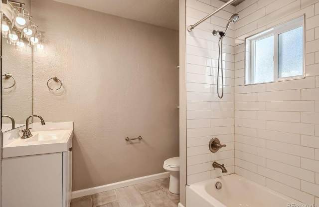915 E 4th Ave photos photos