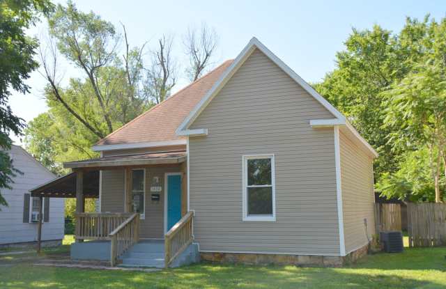 2 Bedroom 1 Bath Home with a Carport - 1432 East Commercial Street, Springfield, MO 65803 2 Bedroom 1 Bath Home with a Carport - 1432 East Commercial Street, Springfield, MO 65803