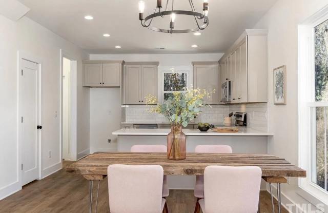 Room in 3 Bedroom Home at Maplewood Dr Gallery 3