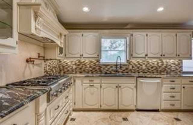 2877 Meadow Port Drive Gallery 2