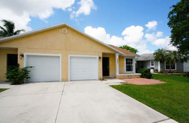 Spacious 2B/2B Villa w/ Converted Garage  Fenced Yard! - 5341 Grey Fox Court, Palm Beach County, FL 33415