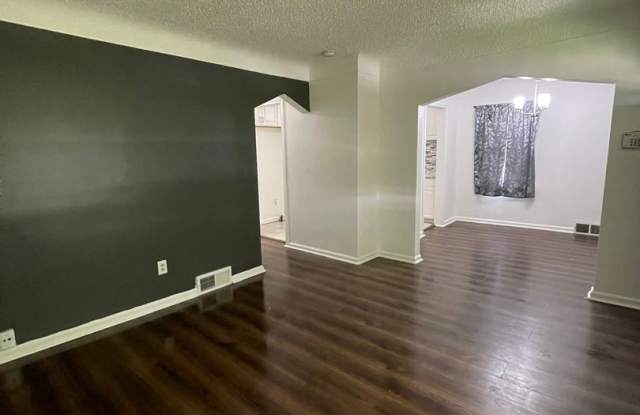 SUMMER SPECIAL~ 3 BEDROOM 1.5 BATH~ FREE PRE-SCREEN photos photos