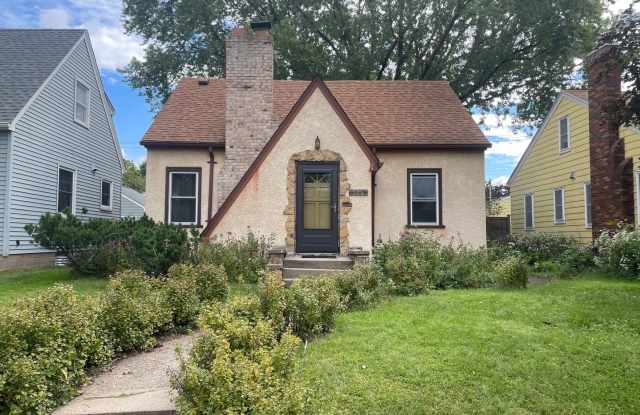 The Cutest 3-Bedroom Tudor - One Block From Como Golf Course photos photos