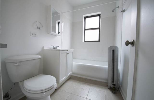 7914 S Hermitage Auburn Gresham Apartments Gallery 2