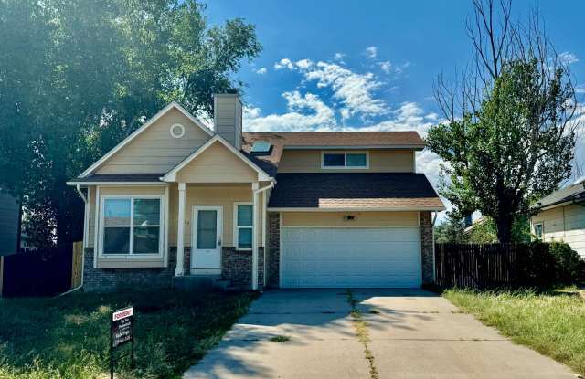 Lovely 3 bedroom/2 bath home in Fountain Valley Ranch with community pool - 560 Lindstrom Drive, Security-Widefield, CO 80911
