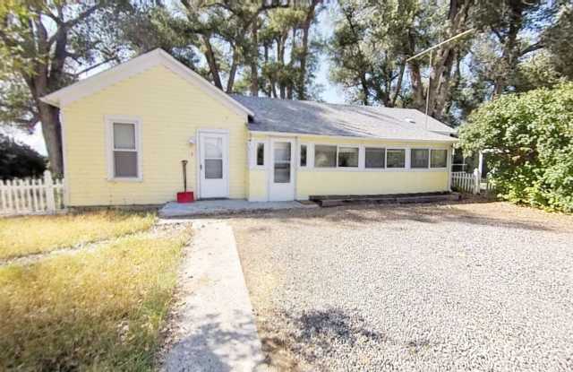 2 Bed 1 Bath Large House with Fenced Yard and Washer Dryer Hookups photos photos